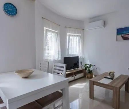 Apartment Jurkovic 6 Komarna