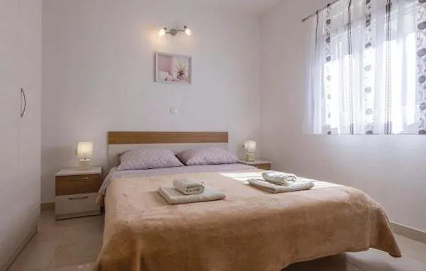 Jurkovic 6 * Комарна