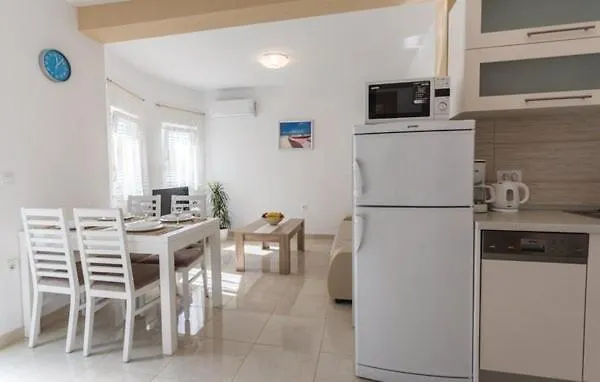 Jurkovic 6 Комарна