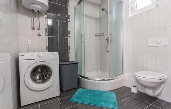 Jurkovic 6 * Комарна